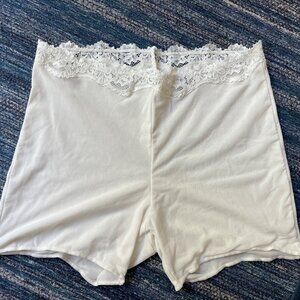 SKIMS WHITE LACE BOY SHORTS SIZE MEDIUM